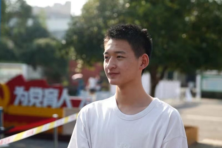 昔日“敬礼娃娃”  今日陌上少年_bevictor伟德官网 -神经药物生产基地