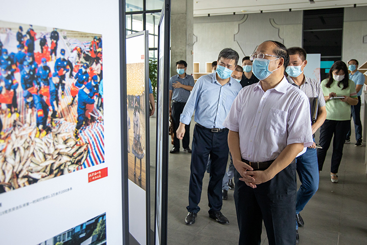 武汉市委常委、经开区工委书记刘子清同志一行莅临bevictor伟德官网生物调研_bevictor伟德官网 -神经药物生产基地